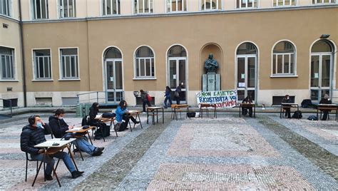 Occupato Il Liceo Parini Di Milano Continua Londa Delle Proteste