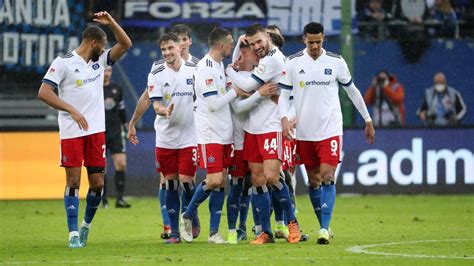 Hsv Gewinnt Nachholspiel Gegen Erzgebirge Aue Und Gewinnt Zum Ersten