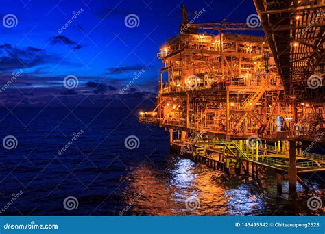 En Mer Le P Trole Et Le Gaz D Industrie De Nuit Photo Stock Image Du