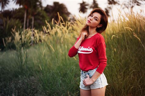 Fond Décran Femmes Brunette Red Shirt Shorts En Jean Regarder La