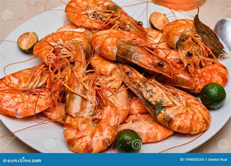 Gambas Cocidas Rojas En Un Plato Blanco Con Verduras Foto De Archivo