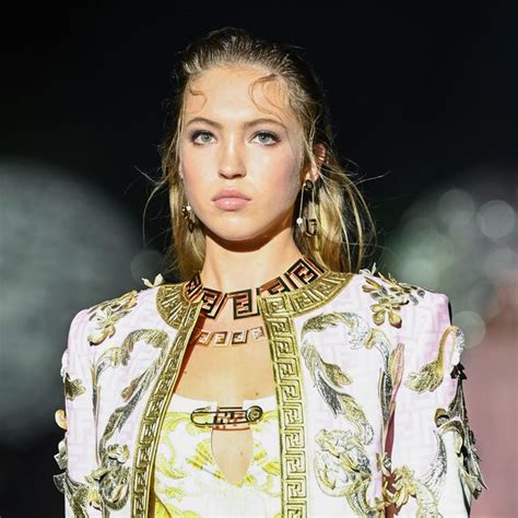 Lila Moss Praised For Wearing Insulin Pump On The Runway