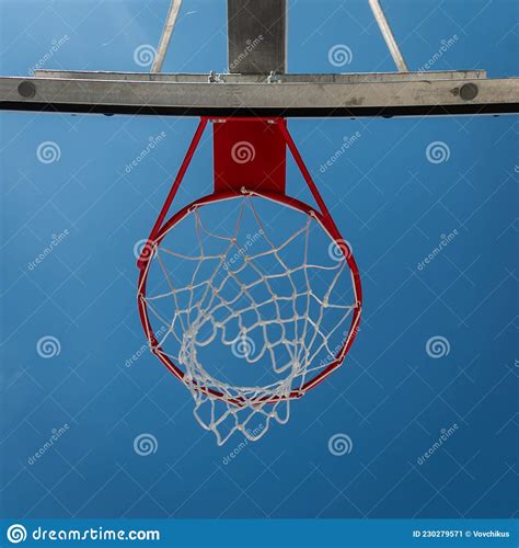 Tablero Trasero De Baloncesto Con Un Anillo Sobre Fondo Azul Cielo