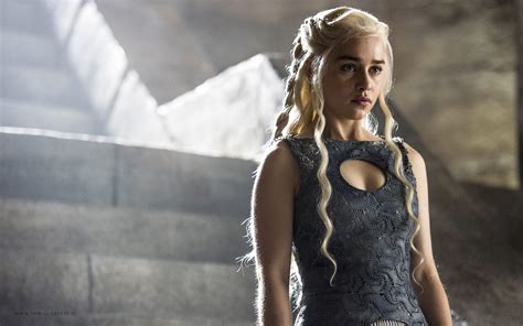 Emilia Clarke goes nude again for 'Game of Thrones' - Social News XYZ