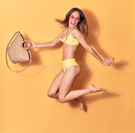 Jovencita Guapa Con Bikini Y Gafas De Sol Sonriendo Feliz Foto De Archivo Imagen De Bolso