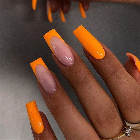 Unghie fluo sfumate ecco le nail art più belle di questa estate 2022