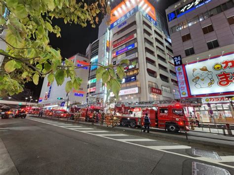 【新宿火事】東京都新宿区西新宿1丁目 新宿駅の近くで火災、ビル9階部分のダクト部分から出火「新宿西口に消防車集結、周辺道路が一部通行止め」10