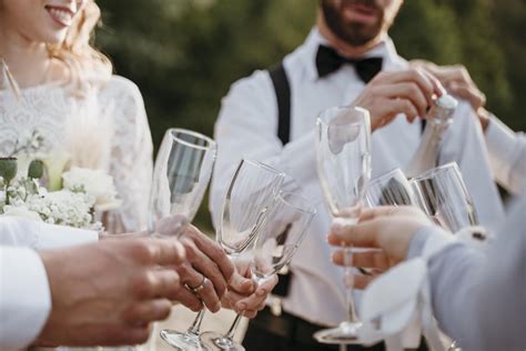 Brindis de boda qué es y por qué se hace bodas mx