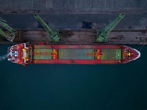 La vista aérea del granelero del buque de carga se carga en el puerto