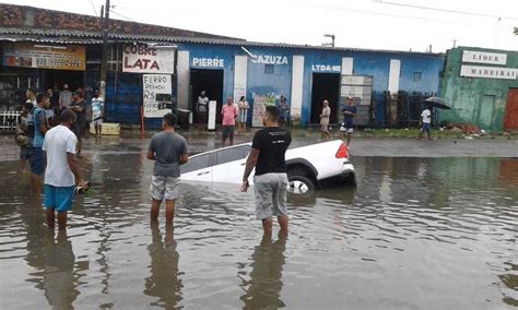 Carro Tenta Passar Em Rua Alagada Na Levada Em Macei E Cai Em Buraco