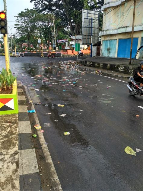 Lapor Sampah Berserakan Di Jalan Kotaagung