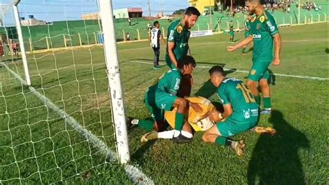 Pênalti Defendido Pelo Goleiro Mustafá Na Vitória Do Paracatu Sobre Araxá Youtube