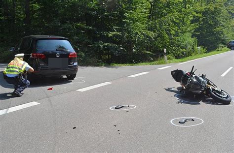 Unfall bei Leonberg Motorradfahrer prallt auf Auto und stürzt auf Fahrbahn