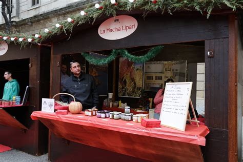 Il Mercatino Con Le Casette Accanto Al Teatro Vittorio Emanuele