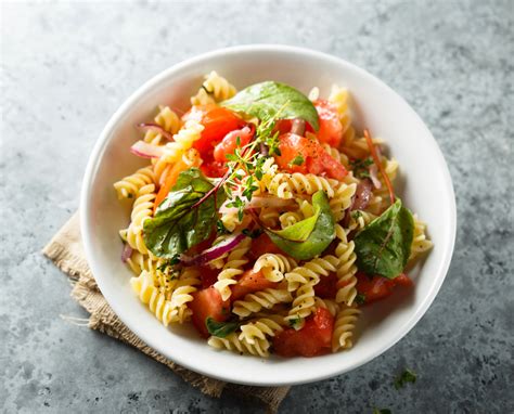 Erfrischender Veganer Nudelsalat Mit Tomaten Und Zwiebeln Sch Ne Jahre