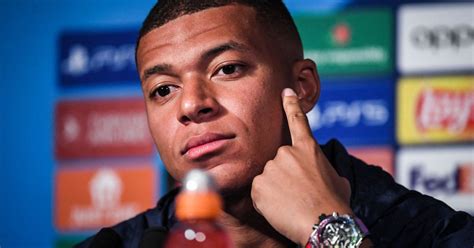 Kylian Mbappé lors d une conférence de presse du Paris Saint Germain au