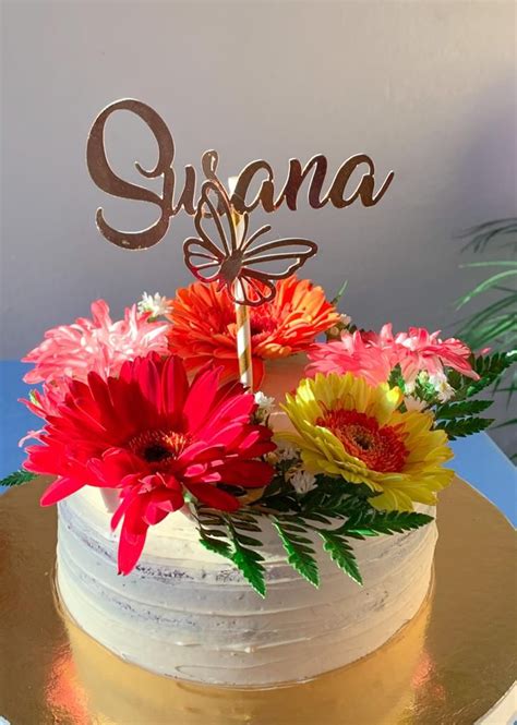 Naked cake decorado con flores naturales De Repostería Zavala