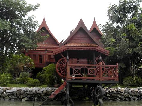 Photo Maison En Bois Rouge Sur Pilotis En Thaïlande