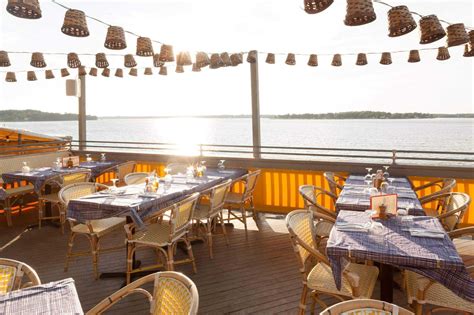 Sunset Beach Dining Shelter Island | Hamptons Boat Rental