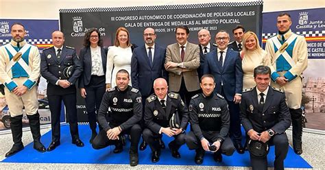 Cuatro Agentes De La Polic A De Ponferrada Reciben La Medalla Al M Rito