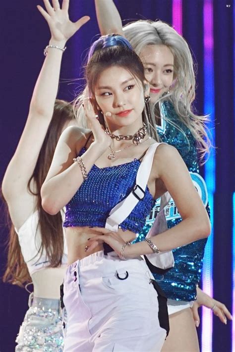 Pin By Tzuyu On Yeji 예지 Hwang Yeji 황예지 Itzy Girl Woo Ah