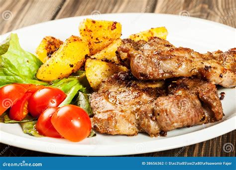 Gegrillte Steaks Und Ofenkartoffeln Stockfoto Bild Von Steak Nahrung