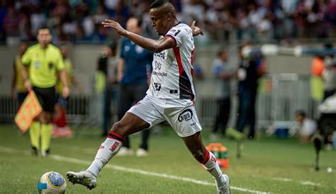 Atacante Celebra Jogos Na Carreira E Busca Gol Pelo Vit Ria