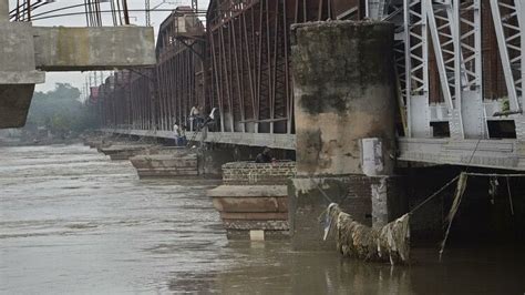 Delhi Flood फिर उफान पर यमुना नदी अब तक हथिनी कुंड बैराज से छोड़ा जा चुका करीब साढे नौ लाख