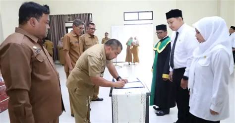 Pj Bupati Aceh Besar Ambil Sumpah 57 ASN Dan Serahkan Perpanjangan SK PPPK