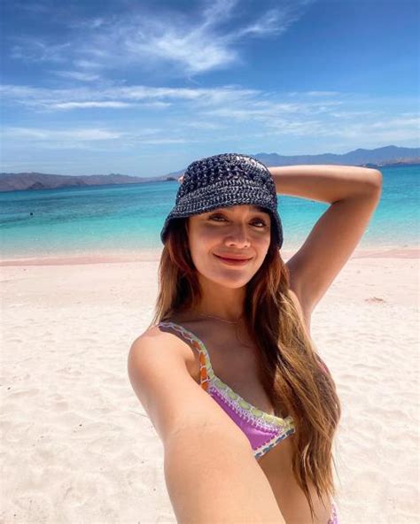 8 Hot Sexy Andi Annisa Lasyah Bikini Pics