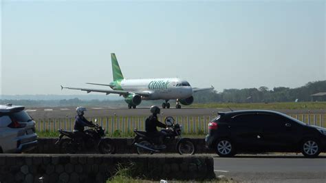 Keren Pesawat Citilink Airbus A Take Off Dari Pinggir Jalan Di