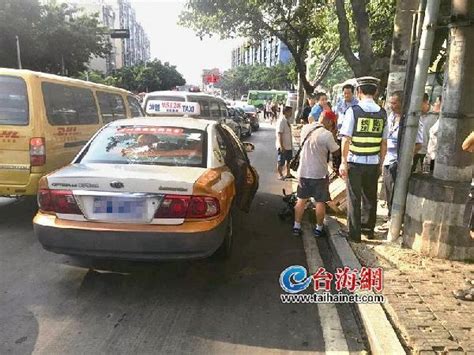 女乘客突开出租车门 男骑手不巧撞上遭“锁”喉 社会 东南网厦门频道