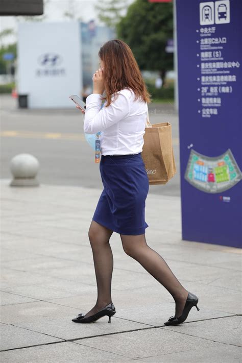 [街拍丝袜]【街拍心灵】黑si制服美腿销 售顾问下班 女人吧