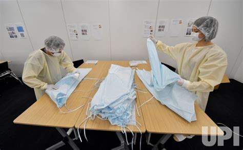 Photo: All Nippon Airways staffs make medical gowns in Tokyo ...