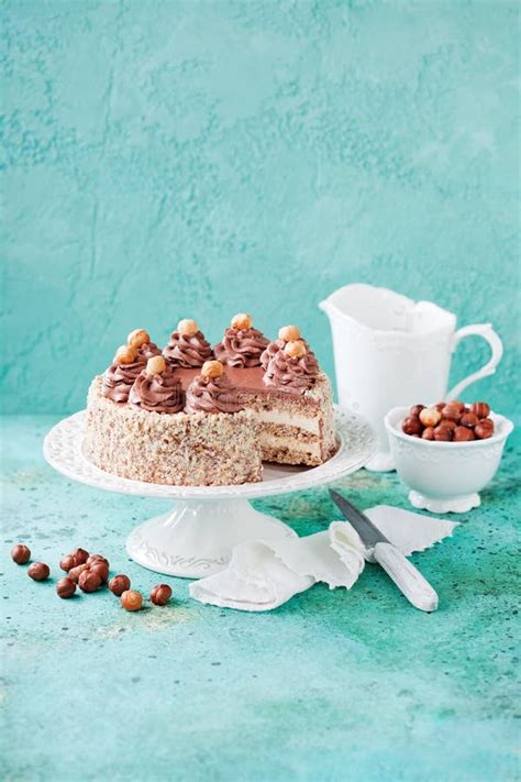 Torta De La Avellana Del Merengue Con Crema Del Chocolate Imagen De