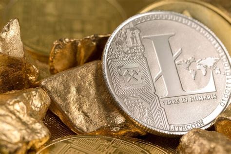 Moedas De Ouro De Criptomoeda Bitcoin Ethereum Litecoin No Fundo De