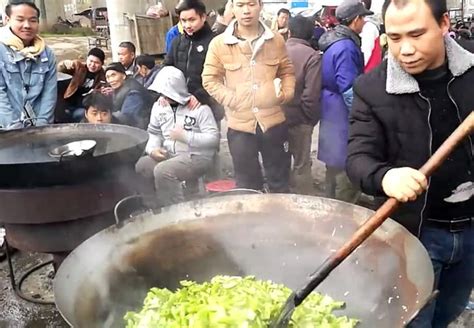 了解一下农村酒席“大锅菜”，用大锅爆炒青椒猪皮，味道美味酒席大锅菜猪皮新浪新闻