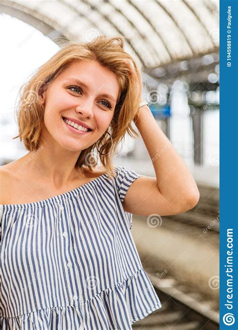 Mujer Alisa Su Cabello Y Parada En Una Plataforma De Tren Imagen De Archivo Imagen De