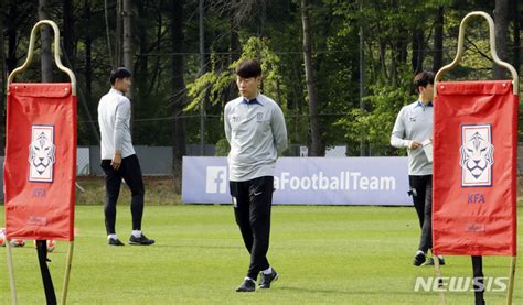 생각에 잠긴 김은중 대한민국 U 20 남자 축구대표팀 감독 네이트 스포츠