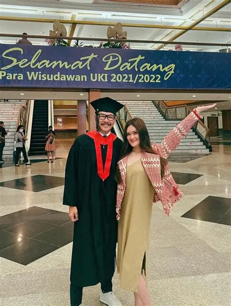 Raih Gelar Sarjana Hukum Potret Ferry Salim Wisuda Di Usia Tahun