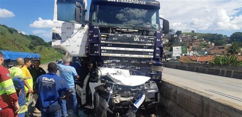 Grave Acidente Entre Carros E Carretas Na Via Dutra Em Barra Mansa