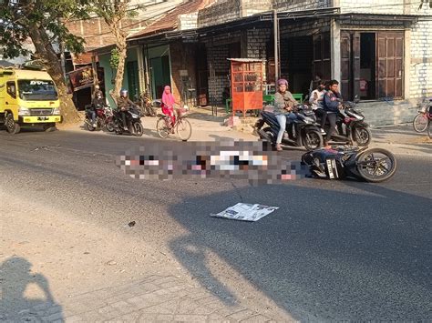 Disenggol Motor Lain Pemotor Di Gresik Tewas Terlindas Truk Gresik Satu