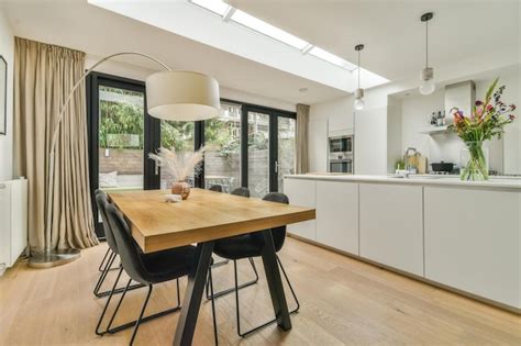 Un Comedor Con Una Mesa De Madera Y Sillas Negras Foto Premium