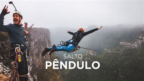 Salto De Pêndulo No Cânion Espraiado Salto De Penhasco Natural