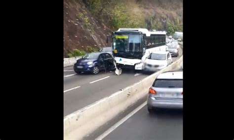 Un Accident Entre Un Bus Et Plusieurs Voitures Provoque D Importants