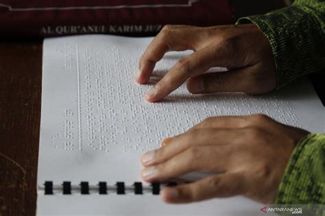 Mengaji Al Quran Huruf Braille Di Bulan Ramadhan Antara News