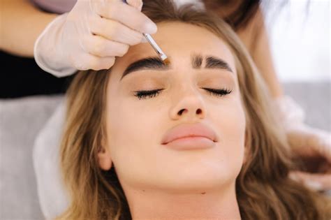 Brow Master Aplica Henna Nas Sobrancelhas Para Um Belo Estilo De Moda