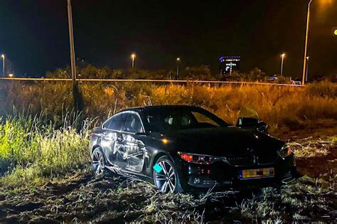 Auto Vliegt Op Verbindingsweg Uit De Bocht En Ramt Lantaarnpaal A