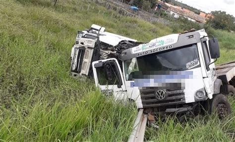 Jovem de 25 anos morre em batida entre carro e caminhão Aratu On