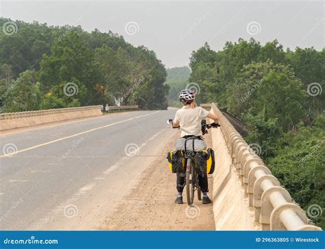 Um Homem Na Sua Bicicleta Uma Mochila Caminha Pela Estrada Imagem